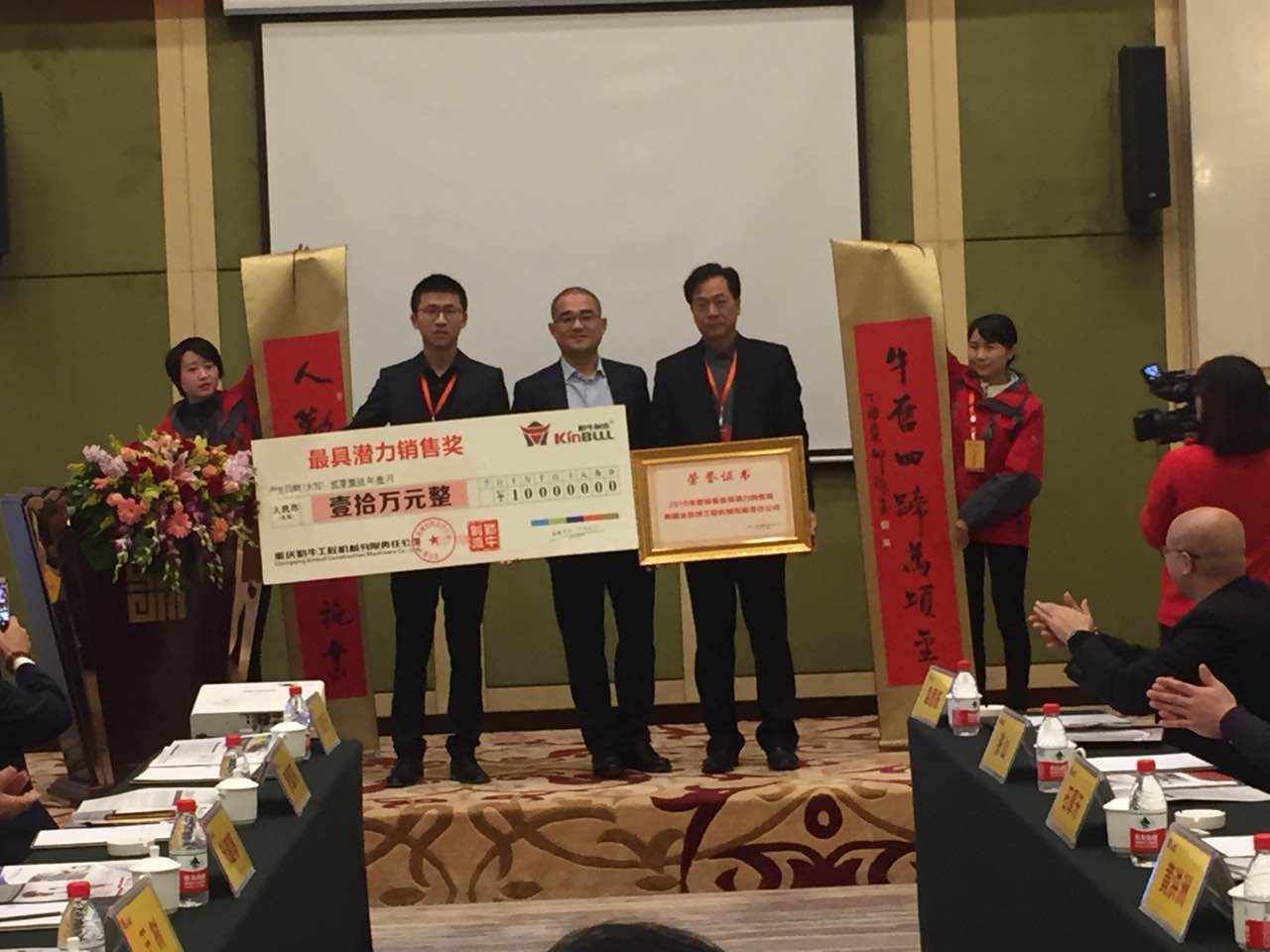 實業(yè)興邦，產(chǎn)業(yè)報國：2017，擼起袖子加油干