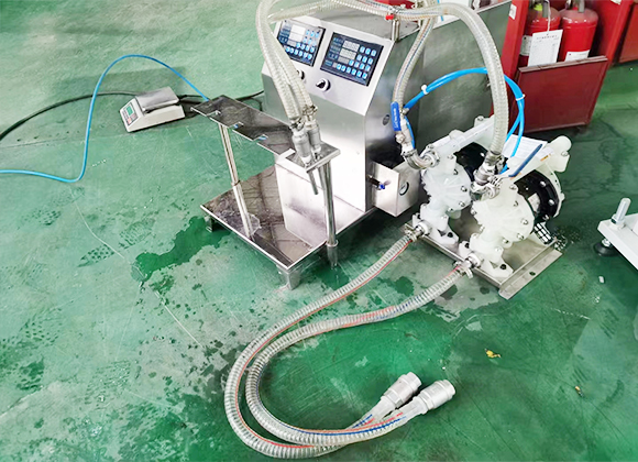 高粘度瓶、袋一體液體洗滌劑灌裝機-01